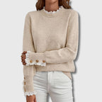 Birthe | Strickpullover mit Spitzenbesatz und Knopfdetail